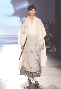 A fashion show held in Suzhou Museum displays the museum collaboration with chic brands on e-commerce platform  . Calligraphy and landscape paintings were designed into modern chic. (Photo provided to China Daily)