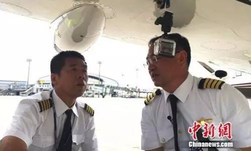 Zhang Bo (right) and a navigator check the aircraft before starting the around-the-world flight. (Photo/chinanews.com)