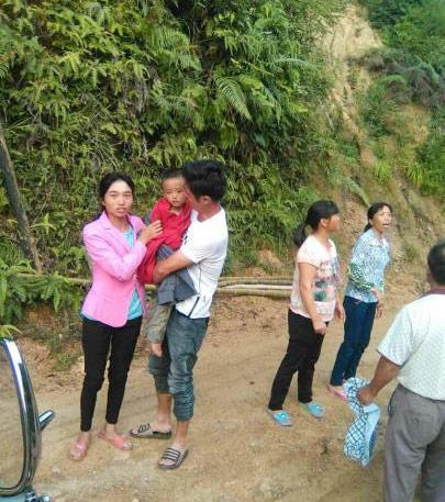 Pan Yunkai, in red, is carried by his father. (Photo/Sina Weibo)