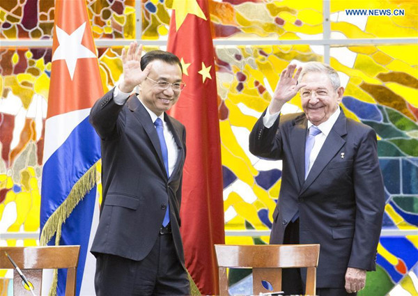 Chinese Premier Li Keqiang (L) and Cuban President Raul Castro witness the signing of some 20 cooperative agreements in areas including economic technology, finance, production capacity, telecommunication, environment protection, and inspection and quarantine after their talks at the Palace of the Revolution in Havana, Cuba, Sept. 24, 2016. (Xinhua/Huang Jingwen) 