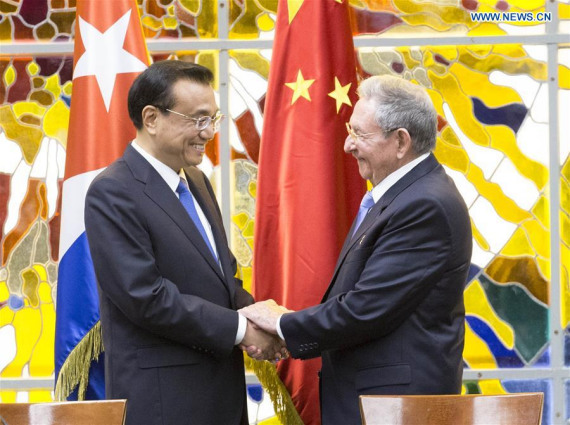 Chinese Premier Li Keqiang (L) and Cuban President Raul Castro witness the signing of some 20 cooperative agreements in areas including economic technology, finance, production capacity, telecommunication, environment protection, and inspection and quarantine after their talks at the Palace of the Revolution in Havana, Cuba, Sept. 24, 2016. (Photo Xinhua/Huang Jingwen)