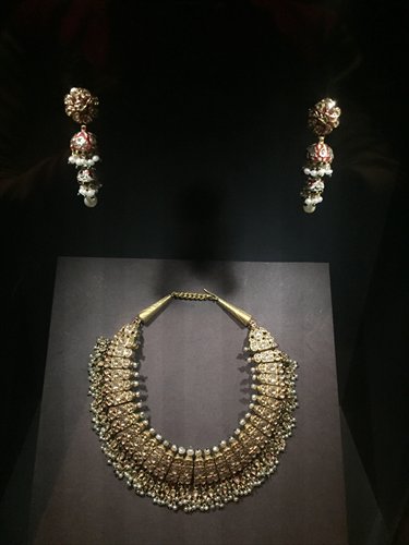 Diamond pearl emerald and enamelled gold parure (Photo/GT)