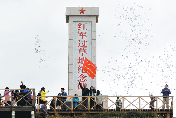 A group of journalists hold a memorial ceremony at a Long March monument in Hongyuan county, Sichuan province, on Sept 13. The group was invited by China's internet watchdog to retrace the route of the Red Armys 12,500km Long March. Hua Xiaofeng / For China Daily