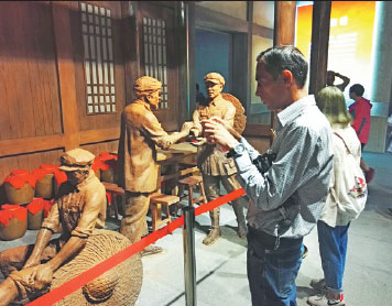 Faisal Kidwai pays a visit to amuseuminMaotai town, Guizhou province,to record stories about the Red Army. Zhang Xingjian/China Daily