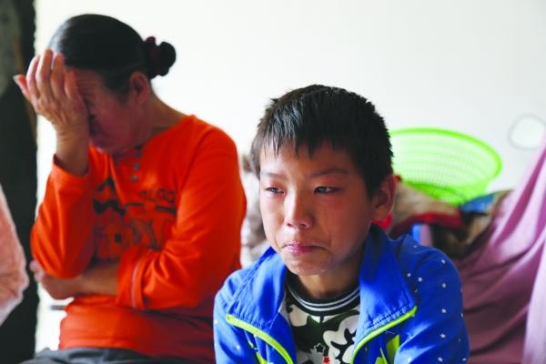 Shi Luyao cries when talking about the experiences of going to hospital to receive leukemia treatment on his own. (Photo by Guiyang Evening Daily)