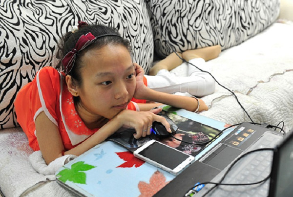 Guo Chunmei is browsing the Internet. (Photo/people.cn)