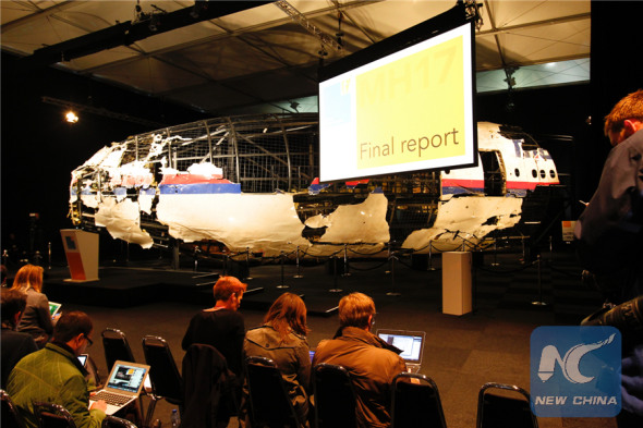 The reconstructed cockpit of flight MH17 is on display during a press conference to release the investigation report on the cause of its crash, at the Gilze-Rijen air base, the Netherlands, on Oct. 13, 2015. (Xinhua file Photo)