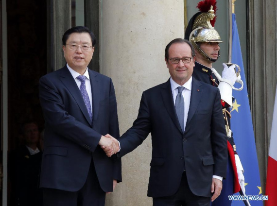 Zhang Dejiang (L), chairman of the Standing Committee of China's National People's Congress, meets with French President Francois Hollande in Paris, France, Sept. 26, 2016.  (Photo: Xinhua/Ju Peng)