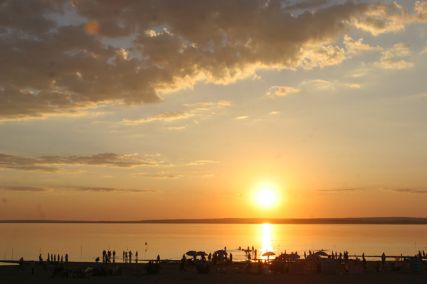 Sunset over the Hongjiannao Lake. (Photo provided to China Daily)