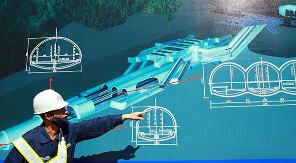 A worker explains a diagram of the Badaling Station of the Jingzhang High-Speed Railway on Wednesday.(Zou Hong/China Daily)