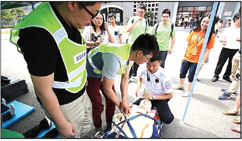 A student learns first aid skills during an international forum about post-disaster reconstruction at Sichuan University in May.Zhao Xinglei / For China Daily