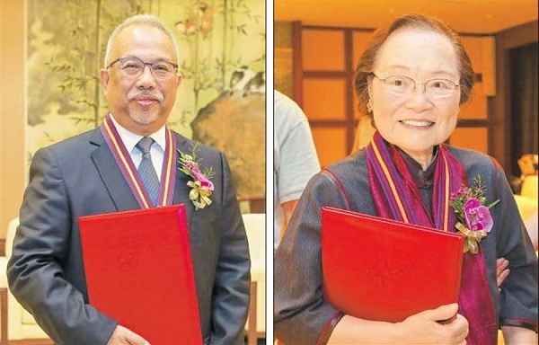 Wong Fatt Heng and Linda Tsao Yang pictured after receiving Honorary Citizens of Shanghai awards, the citys top honor for foreigners.(Wang Rongjiang)