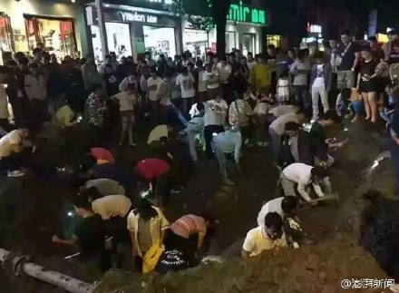 People search for jades in an old part of Tengchong in Southwest China's Yunnan province. (Photo from web)