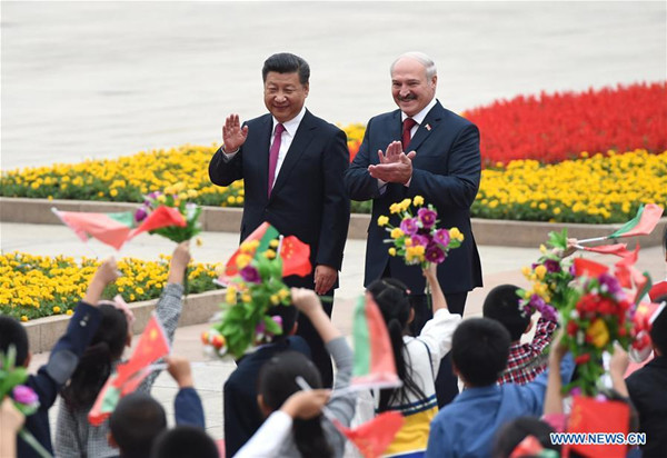Chinese President Xi Jinping (L) holds a welcoming ceremony for Belarusian President Alexander Lukashenko before their talks in Beijing, capital of China, Sept. 29, 2016. (Xinhua/Xie Huanchi)