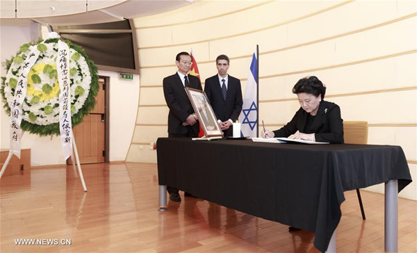 Chinese Vice Premier Liu Yandong (R) signs the condolence book at the Israeli Embassy in Beijing, capital of China, Sept. 29, 2016. Liu Yandong on Thursday visited the Israeli Embassy in Beijing and mourned the passing of former Israeli leader Shimon Peres. Liu expressed deep condolences on behalf of the Chinese government and people. (Xinhua/Ding Haitao)