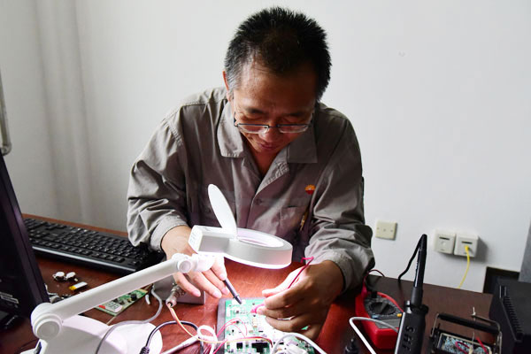 Diao Kejian works at his office in Fushun, Northeast China's Liaoning province, Sept 27, 2016. (Photo by Wu Yan/chinadaily.com.cn)