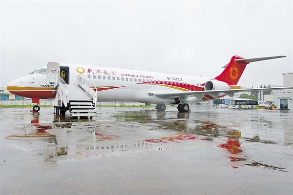 An ARJ21-700 passenger plane is parked on the tarmac at the Dachang Airbase in Shanghai. The aircraft was delivered to Chengdu Airlines yesterday.(Dong Jun)