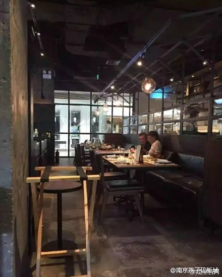 Argentine President Mauricio Macri and his first lady, Juliana Awada, order food at a restaurant in Hangzhou. (Photo/Sina Weibo)