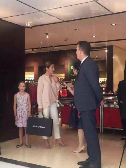 The wife and daughter of Canada Pime Minister Justin Trudeau go for shopping in Hangzhou, Saturday. (Photo from web)