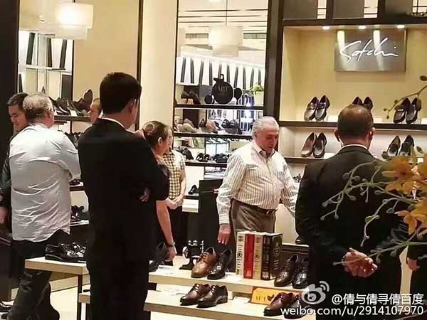 Brazilian President Michel Temer looks at the merchandise at a shoe store at a shopping mall in Hangzhou, Zhejiang province, Sept 3, 2016. (Photo/Sina Weibo)
