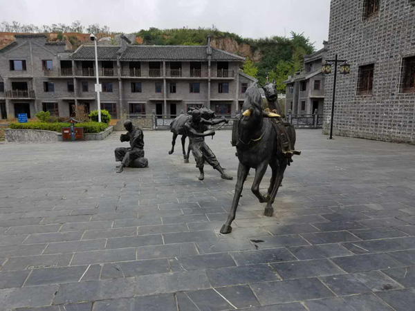 A view of a statue opposite the Houchang Museum in Weng'an county in Guizhou province on Sept 8, 2016. (Photo by Faisal Kidwai/chinadaily.com.cn)