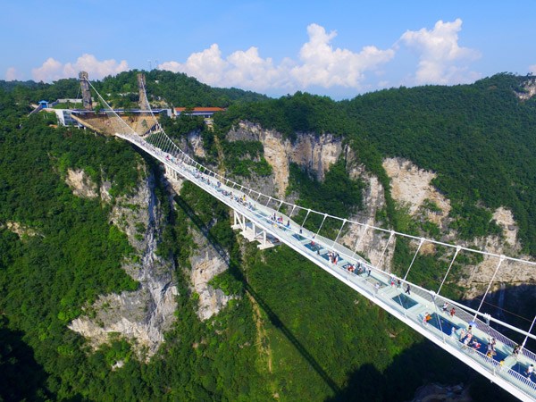 A view of the 430-meter glass-bottom bridge in Zhangjiajie, Hunan province, in August. (Shao Ying/For China Daily)