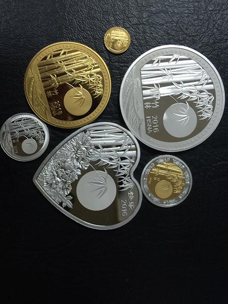 Medals with panda images exported to US. (Photo/provided to chinadaily.com.cn)
