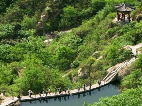A hiking route at the Fenghuangling 