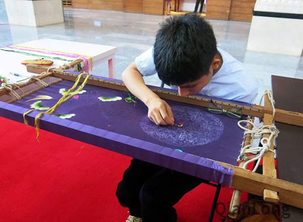 A craftsman shows the traditional Beijing handicraft during the exhibition featuring eight superb crafts of Beijing at the Capital Museum in Beijing, August 9, 2016. (Photo/qianlong.com)