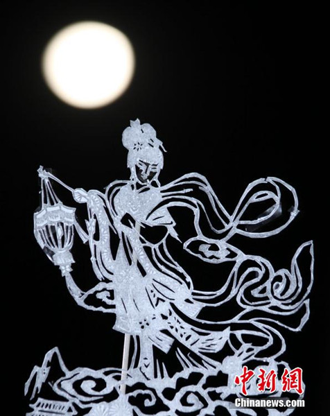 A paper-cut work of the story Chang'e flying to the moon.(photoChina News Service)