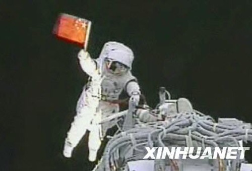 The video grab taken at the Beijing Space Command and Control Center on Sept. 27, 2008 shows Chinese taikonaut Zhai Zhigang outside the orbit module of the Shenzhou-7 spacecraft during his spacewalk. [Photo/Xinhua]