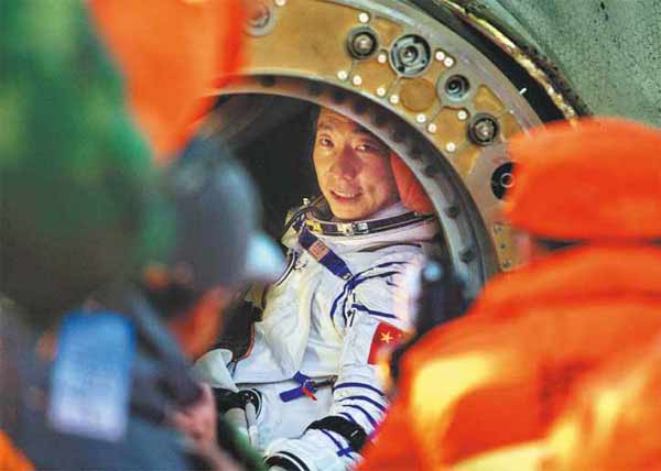Yang Liwei greets the world from the Shenzhou-V spaceship after he completed China's first manned space mission on Oct 16, 2003. Yang spent 21 hours in space, traveling more than 600,000 kilometres. He became the 241st human being in space. (Xu Jingxing / China Daily)