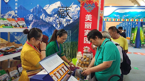 People visit the Tibetan product exhibition. (Photo/chinadaily.com.cn)