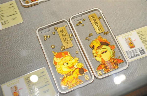 Phone cases decorated with cultural elements (Photo/West China Metropolis Daily)