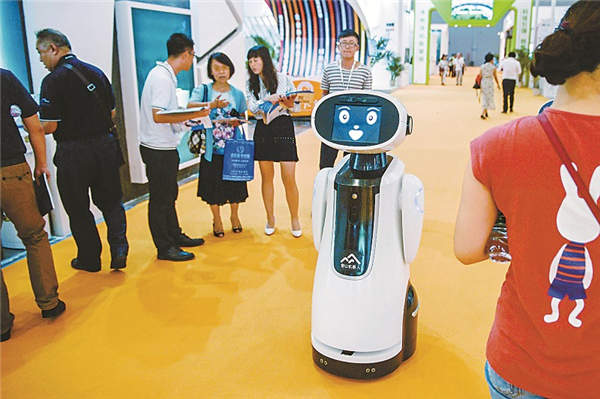 A robot museum guide is on display at the expo. (Photo/Sichuan Daily)
