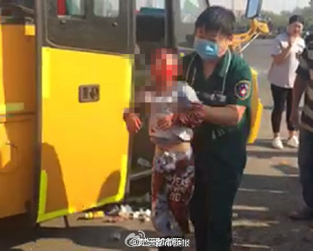 A child was rescued from the bus. (Photo from Sina Weibo)