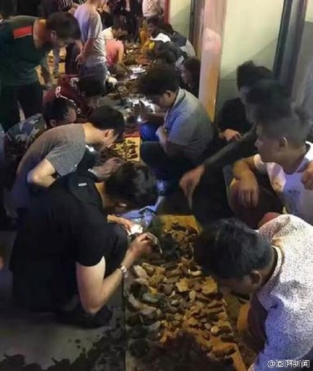 Jades are dug out and offered for sale in Tengchong (Photo from web) Jades are dug out and offered for sale in Tengchong (Photo from web)