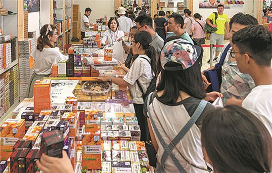 Chinese travelers buy local products at a store in Jeju island in South Korea. Jeju is one of the most popular travel destinations for Chinese visitors. (WANG GANG / PROVIDED TO CHINA DAILY)