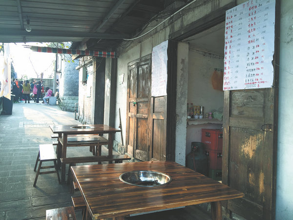 A tiny traditional hotpot restaurant. (Photo by Tan Yingzi/China Daily)