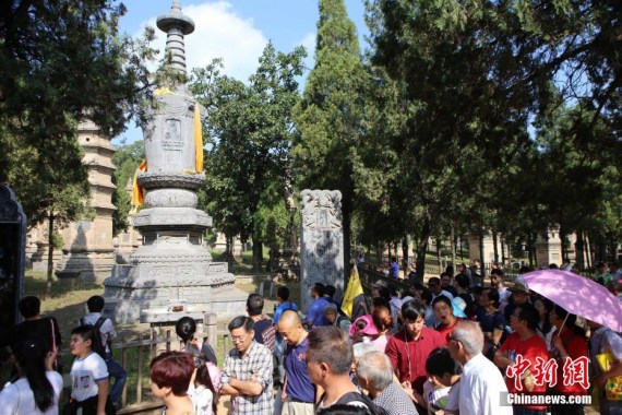 Tourists visit the Shaolin Temple in Henan province, Oct. 4, 2016. (Photo/China News Service)