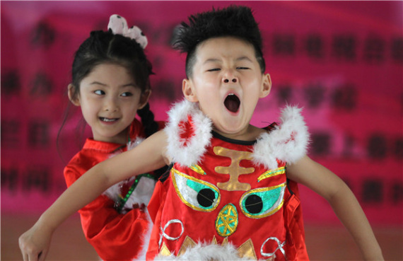 Two young performers enact Errenzhuan, or Bengbeng, a duet comprising song and dance, in Shenyang, China's famous manufacturing base. For long home to age-old traditional lifestyle, it is seeking to reinvent itself by embracing modern art forms. (Photo: China Daily/Bai Shi)