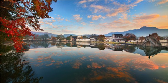 Autumn falls on Hongcun village in Anhui province. (Photo: China Daily/Feng Mubo)