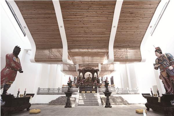 The main hall of the new Deyouguan Temple on Maoshan Mountain, Jiangsu province. Architect Tao Jin borrowed ideas from the old temple to build the new structure. (Photo provided to China Daily)