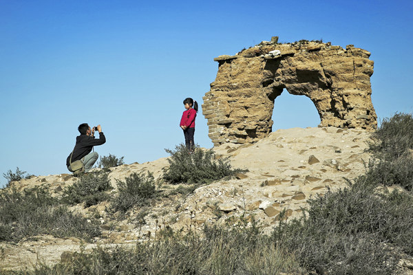 Tourists visit the Moon Gate in Shanxi province on Monday. The structure collapsed later. (Photo/China Daily)