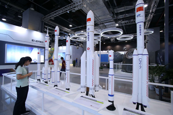 Models of rockets from the Long March series are on display at an aviation technology exhibition in Beijing on Sept 18. (Photo: Chen Xiaogen/For China Daily)