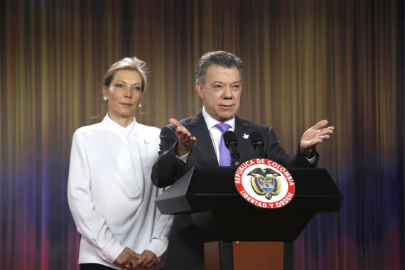 Colombian President Juan Manuel Santos (R) delivers a statement after the announcement of being awarded with the 2016 Nobel Peace Prize, accompanied by his wife Maria Clemencia Rodriguez (L) in Bogota, Colombia, on Oct. 7, 2016. (Photo: Xinhua/COLPRENSA)