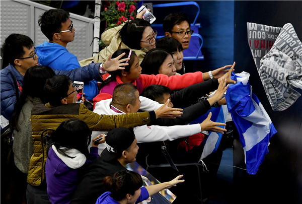 Members of the audience scramble for a towel used by tennis player Andy Murray of Great Britain after a match at the China Open in Beijing on Friday.(Photo by WEI XIAOHAO/CHINA DAILY)