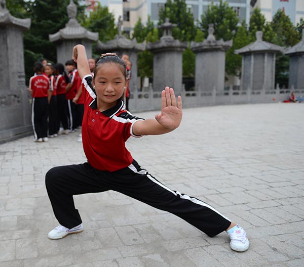 Children learn kung fu in a school of the Taguo Education Group in Dengfeng, Henan. (Photo by Xiang Mingchao/China Daily)