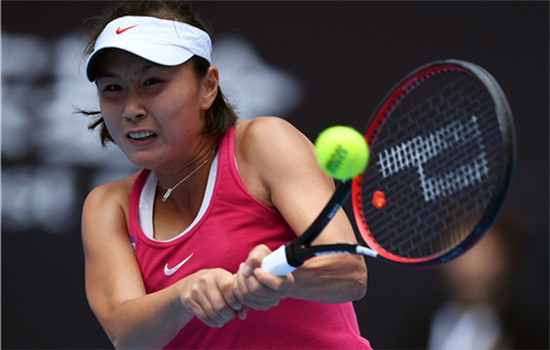 China's Peng Shuai hits a return on her way to a second-round loss to France's Caroline Garcia at the China Open in Beijing on Oct 5, 2016. (Wei Xiaohao/China Daily)