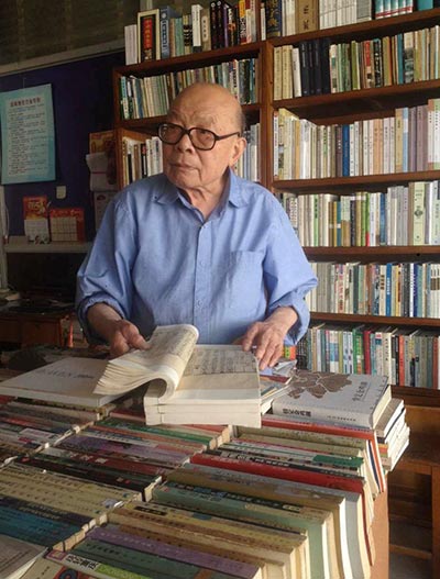Jiang Chengbo at his bookstore in Suzhou, Jiangsu province. (Photo by Xu Lijuan/China Daily)
